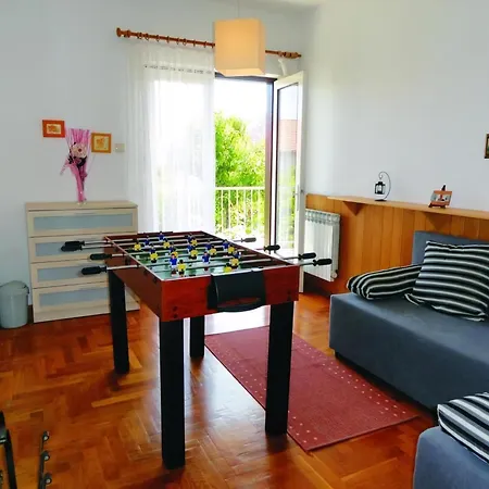Karmen Auf Zwei Ebenen Mit Garten Holiday home Orebic