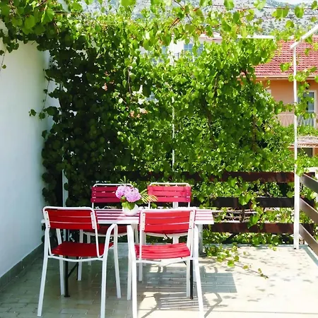 Karmen Auf Zwei Ebenen Mit Garten * Orebic