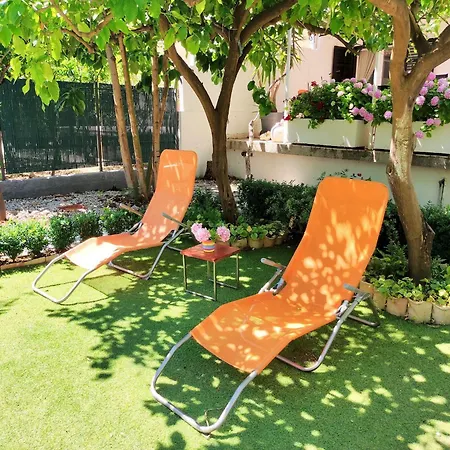 Karmen Auf Zwei Ebenen Mit Garten