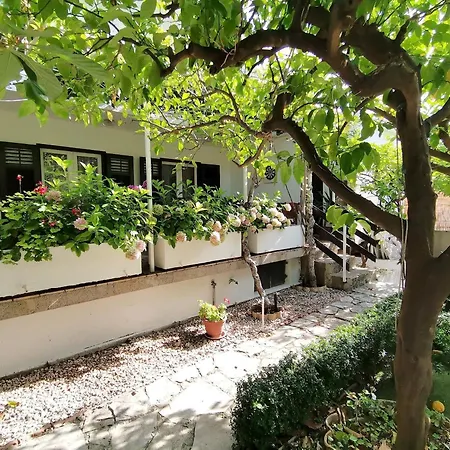 Karmen Auf Zwei Ebenen Mit Garten